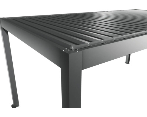 Vue détaillée d'un pavillon métallique avec toit à lamelles