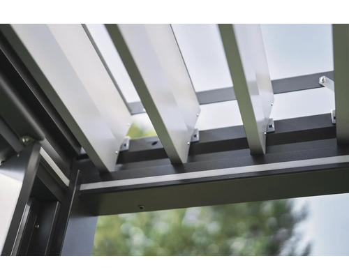 Vue détaillée d'une pergola avec des lamelles réglables pour l'ombrage