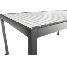 Vue détaillée d'un pavillon avec des piliers de support stables et un toit translucide