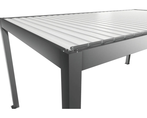 Vue détaillée d'un pavillon avec des piliers de support stables et un toit translucide