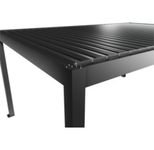 Vue détaillée d'une pergola en aluminium noir avec toit à lamelles.