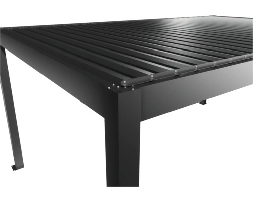 Vue détaillée d'une pergola en aluminium noir avec toit à lamelles.