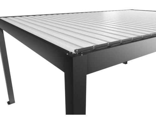 Vue détaillée d'un toit de terrasse avec structure métallique et toit à lamelles