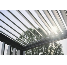 Vue détaillée d'une pergola avec toit à lamelles et ensoleillement