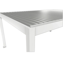 Detailansicht eines Pavillons mit Metalllamellendach und weißen Rahmen