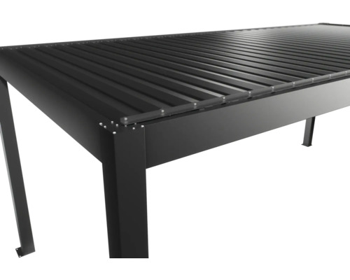 Vue détaillée d'un toit de terrasse noir en métal