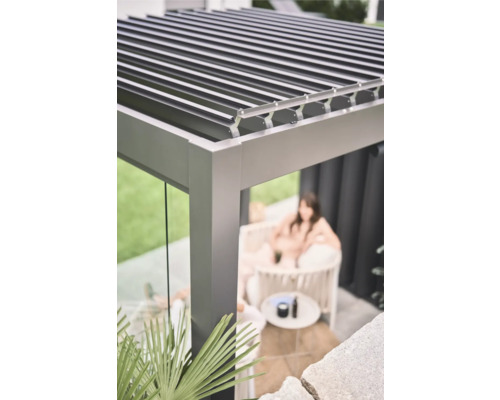 Vue détaillée d'un toit de terrasse en aluminium avec des lamelles