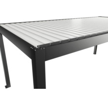 Vue détaillée d'un toit de terrasse noir avec toit à lamelles