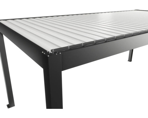 Vue détaillée d'un toit de terrasse noir avec toit à lamelles