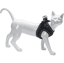 Katzengeschirr an einer Katzenpuppe