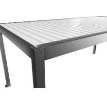 Vue détaillée d'un abri de voiture avec structure métallique et toit à lamelles