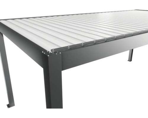 Vue détaillée d'un abri de voiture avec structure métallique et toit à lamelles