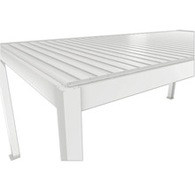 Weißer Gartentisch mit Lamellenstruktur