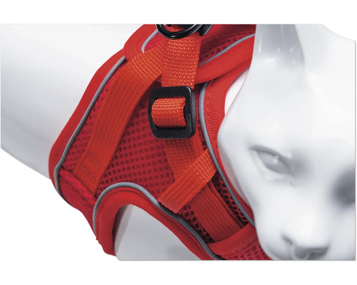 Roter Katzengeschirr auf einer Katzenpuppe.