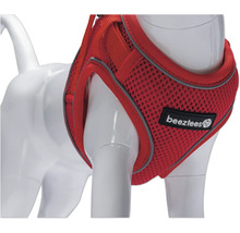 Rotes Hundegeschirr mit Netzstruktur und Beeztees Logo