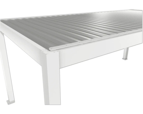 Detailansicht eines Carports mit Stahlkonstruktion und Trapezblechdach