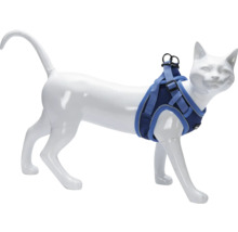 Katzengeschirr an einer Katzenpuppe