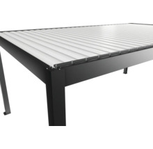 Vue détaillée d'un toit de terrasse avec cadre métallique et toit à lamelles