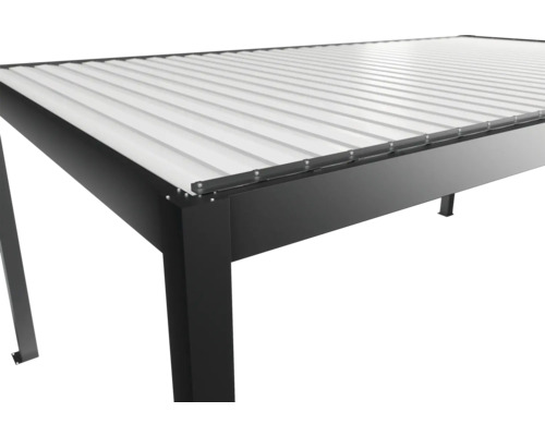 Vue détaillée d'un toit de terrasse avec cadre métallique et toit à lamelles