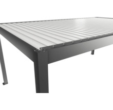 Vue détaillée d'un pavillon métallique avec toit à lamelles