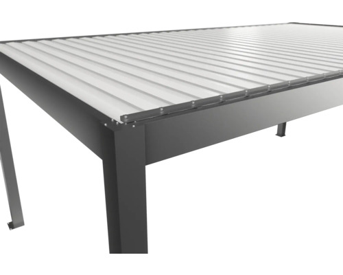 Vue détaillée d'un pavillon métallique avec toit à lamelles