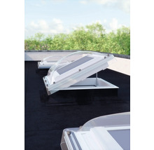 Fenêtres de toit ouvertes sur un toit plat