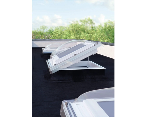 Fenêtres de toit ouvertes sur un toit plat