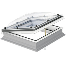 Geöffnetes Dachfenster mit Kunststoffkuppel