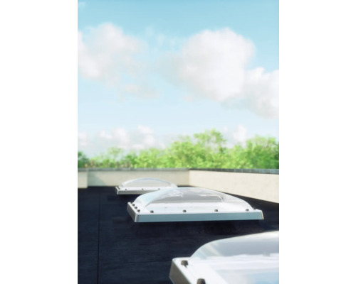 Mehrere Oberlichter auf einem Dach mit Blick auf den Himmel