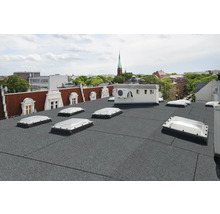 Flachdach mit Dachfenstern und Stadtansicht