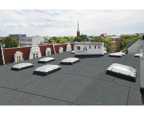 Flachdach mit Dachfenstern und Stadtansicht