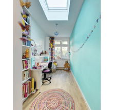 Heller, organisierter Raum mit Bücherregal, Schreibtisch und rundem Teppich