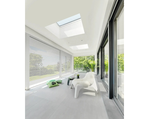 Heller Raum mit Dachfenstern, Jalousien und Schiebetüren für natürliches Licht