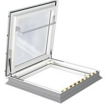 Geöffneter Dachausstieg mit Griffstange