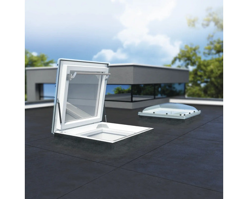 Geöffnetes Dachfenster mit Oberlicht auf einem Flachdach