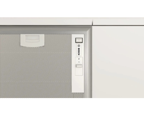 Detailansicht einer Dunstabzugshaube mit Metallfilter und Bedienelementen, inklusive Bosch Logo.