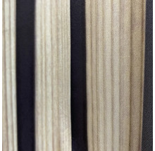 Nahaufnahme eines gestreiften Stoffes mit hellen und dunklen Streifen