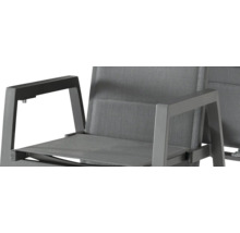 Detailansicht eines Gartenstuhls mit Armlehne und Textilbespannung