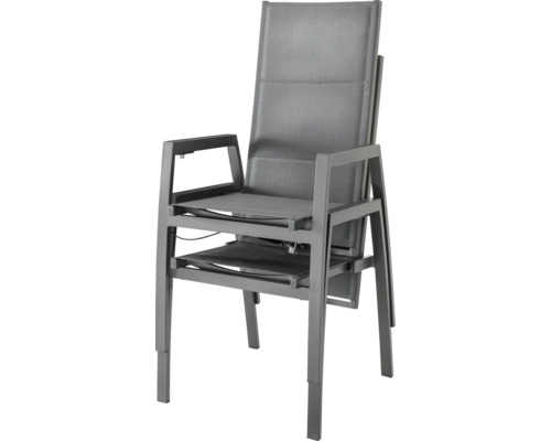 Stapelbarer Gartenstuhl mit Aluminiumgestell und Textilbespannung.