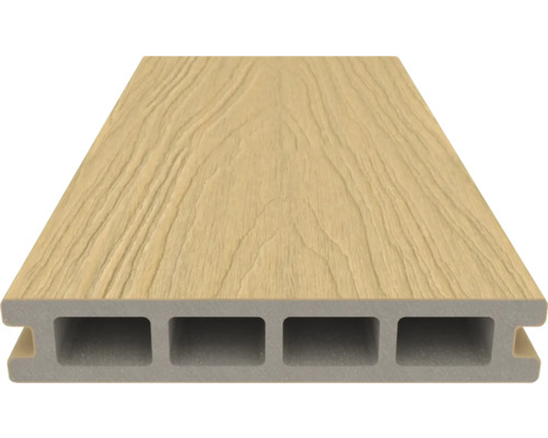 Terrassendiele aus Kunststoff mit Holzstruktur und Hohlkammern