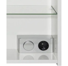 Detailansicht eines Spiegelschranks mit Glasablage und Steckdosenelement