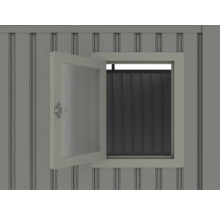 Geöffnetes Fenster mit Beschlägen an einem Gartenhaus