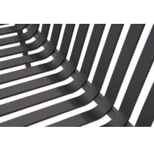 Vue détaillée d'un banc avec des lattes en métal