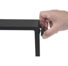 Une seule main actionne un pied de table noir pour le réglage en hauteur.