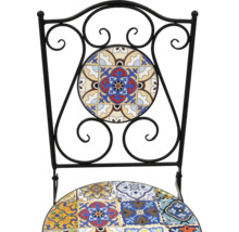 Gros plan d'une chaise avec motif de carreaux et un cadre en fer forgé.