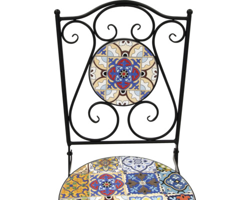 Gros plan d'une chaise avec motif de carreaux et un cadre en fer forgé.