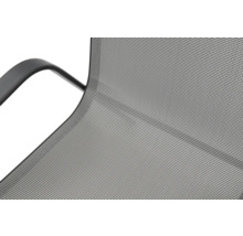 Gros plan d'une chaise de jardin avec une structure en filet