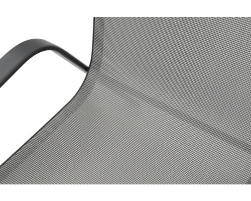 Gros plan d'une chaise de jardin avec une structure en filet