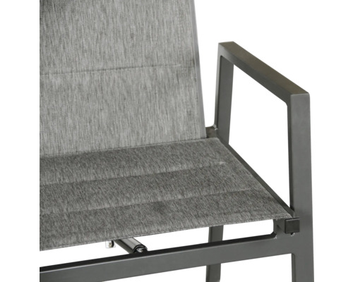Detailansicht eines Gartenstuhls mit Armlehne und Textilsitzfläche