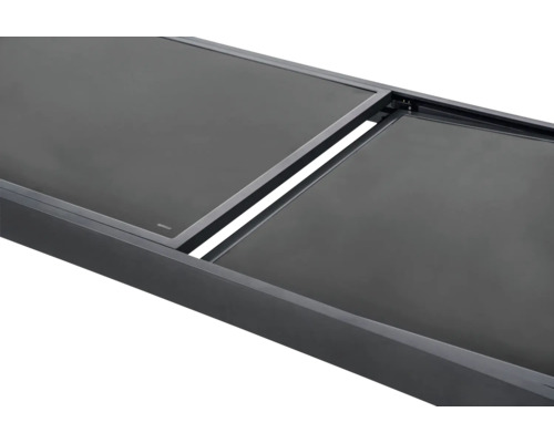 Vue détaillée d'un plateau de table en verre et métal